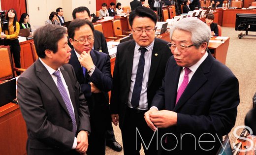 [머니S포토] 교문위 국감, 부산·울산교육감 태풍 피해복구 현장 복귀 조율