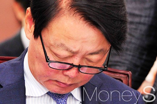 [머니S포토] 국회 교문위 국정감사, '고개숙인 한선교 의원'