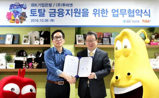 6일 서울 강남구 논현동 투바앤 본사에서 이상진 여신운영그룹 부행장(오른쪽)과 김광용 투바앤 대표이사(왼쪽)가 투융자복합금융 지원을 위한 협약식을 마치고 기념촬영을 하고 있는 모습./사진=기업은행
