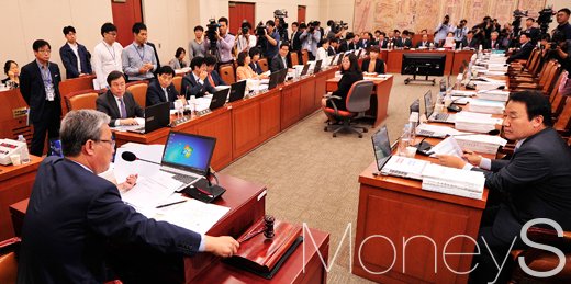 [머니S포토] 국회 교문위,  '최순실씨 증인 채택 문제 놓고 여야 대립 가운데 결국 정회 선포'