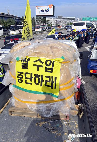 한남대교 시위. 교통 혼잡. 쌀값 폭락 항의 집회를 위해 상경 중 경찰과 대치중인 전국농민회총연맹 차량들이 오늘(6일) 오전 한남대교 남단에 정차해 있다. /사진=뉴시스