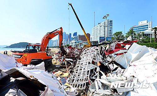 부산국제영화제. 제21회 부산국제영화제 개막일을 맞은 오늘(6일) 오후 부산 해운대해수욕장에 설치된 비프빌리지 야외무대가 태풍 차바의 영향으로 부서져 철거작업이 진행되고 있다. /사진=뉴시스