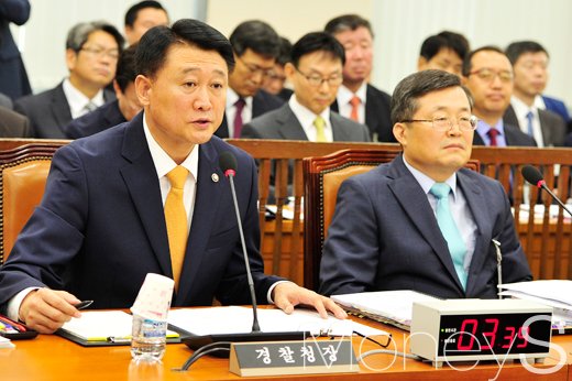 [머니S포토] 국감질의 답변하는 이철성 청장