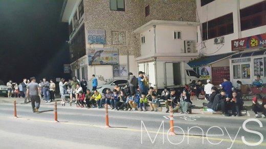 지난 1일 속초해수욕장 인근에서 포켓몬 고를 즐기는 모습. /사진=진현진 기자