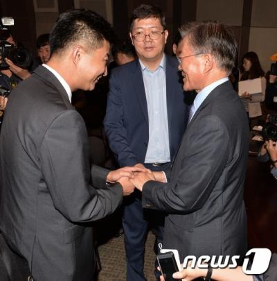 노건호씨(왼쪽)가 오늘(6일) '정책공간 국민성장' 창립 준비 심포지엄에 참석해 김홍걸 더불어민주당 국민통합위원장(가운데), 문재인 전 더불어민주당 대표와 인사를 나누고 있다. /사진=뉴시스