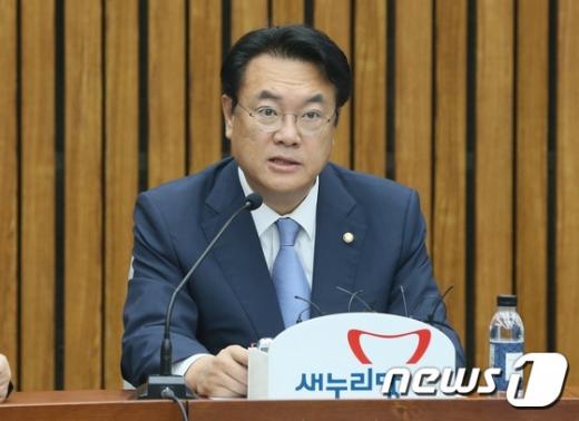 김제동 국감. 사진은 정진석 새누리당 원내대표. 오늘(7일) 정진석 새누리당 원내대표가 7일 서울 여의도 국회에서 열린 국정감사대책회의에서 모두 발언을 하고 있다. /사진=뉴스1