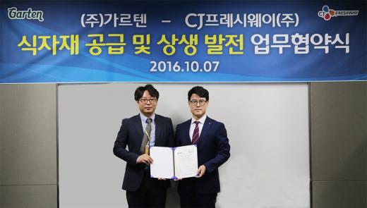 CJ프레시웨이 홍순일 상무(오른쪽)와 ㈜가르텐의 신선한 대표이사./사진=CJ프레시웨이 제공