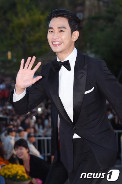 코리아드라마어워즈. 배우 김수현이 지난해 10월 경남 진주시 경남문화예술회관에서 열린 '제8회 코리아드라마어워즈'에 참석하고 있다. /자료사진=뉴스1