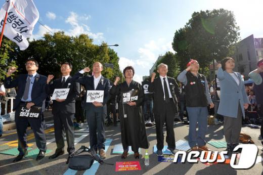 8일 오후 서울 종로구 대학로에서 열린 백남기 농민 추모대회 겸 공공운수노조 총력결의대회 참석자들이 구호를 외치고 있다. /사진=뉴스1 박세연 기자