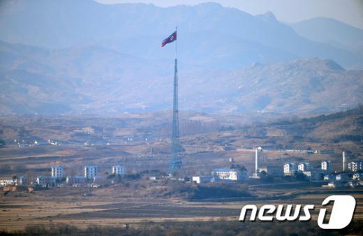 난수방송. 사진은 지난 2014년 2월 경기 파주시 도라산전망대에서 바라본 북한 기정동 마을. /자료사진=뉴스1