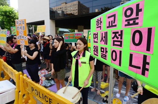 지난 7월 염리초교운영위와 학부모들이 서울 마포구 염리초등학교 앞 사후면세점 건립 공사 현장에서 어린이 안전을 위한 사후면세점 입점 반대 집회를 갖고 구호를 외치고 있다./사진=뉴스1DB 