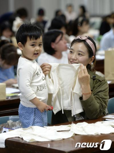 임산부의 날. 지난 2014년 10월 서울 광진구청에서 임산부들이 배냇저고리를 만들고 있다. /자료사진=뉴스1