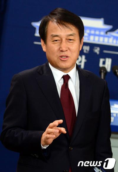중국어선 불법조업. 정연국 청와대 대변인이 지난 4월 청와대에서 20대 총선 결과와 관련해 취재진의 질문에 답하고 있다. /자료사진=뉴스1