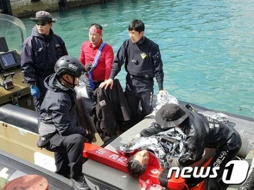 급유선 동맹휴업. 오늘(10일) 오전 10시 한국급유선선주협회가 운송료 인상을 요구하며 부산, 울산, 여수항에서 동맹휴업에 들어갔다. 이날 오전 11시58분 부산항국제여객터미널 4부두 앞에서 운송료 인상을 요구하던 급유선주 2명이 갑자기 바다로 뛰어들었다가 대기해 있던 해경에 의해 구조됐다. /사진=뉴스1
