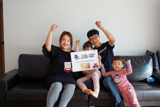 신라면 이벤트에 당첨된 김지영씨 가족./사진=농심 제공 @머니S MNB, 식품 유통 · 프랜차이즈 외식 & 창업의 모든 것