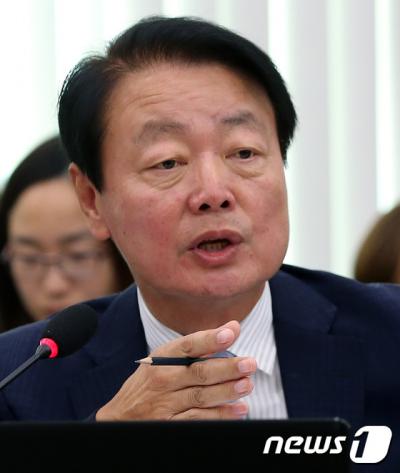 한선교 유은혜. 사진은 한선교 의원. 한선교 새누리당 의원이 오늘(13일) 국정감사 도중 유은혜 더불어민주당 의원등 야당 동료 의원을 향해 논란의 소지가 있는 발언을 했다가 거센 비판을 받고 사과했다. /사진=뉴스1