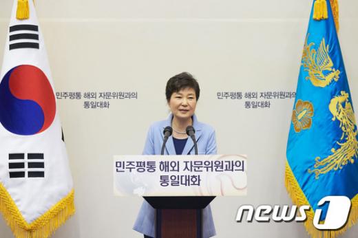 박 대통령 지지율. 박근혜 대통령이 어제(13일) 청와대 연무관에서 열린 '민주평통 해외 자문위원과의 통일대화'에서 인사말을 하고 있다. /자료사진=뉴스1(청와대 제공)