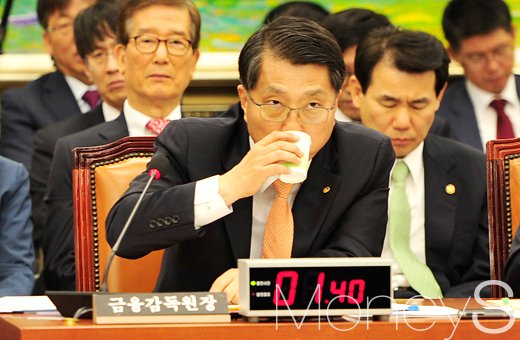 [머니S포토] 금융당국 종합국감, 목축이는 진웅섭 금감원장