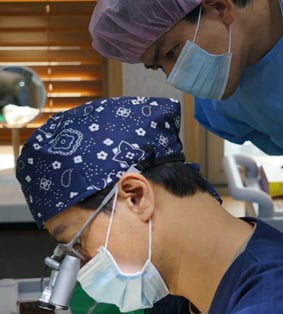 [김주용 원장의 비절개모발이식(19)] 지루성 두피염에 악화된 탈모, 모발이식 시 치료 병행해야