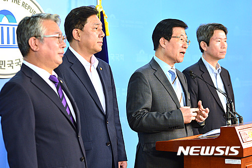 이완영. 더민주 국회 정보위원회 소속 의원들이 오늘(20일) 오전 서울 여의도 국회 정론관에서 기자회견을 열고 새누리당 이완영 간사가 국가정보원 국정감사에 대해 거짓 브리핑을 했다며 사퇴를 촉구하고 있다. 왼쪽부터 조응천·김병기·신경민·이인영 의원. /사진=뉴시스