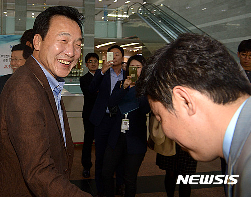 손학규 정계복귀. 사진은 손학규 전 민주당 대표. 정계 복귀를 선언한 손학규 전 민주당 대표(왼쪽)가 오늘(20일) 오후 서울 여의도 한 카페에서 더민주 의원들을 만나 인사를 나누고 있다. /사진=뉴시스