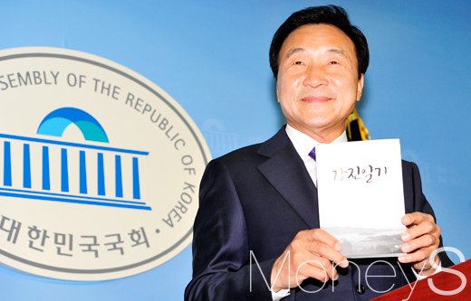 손학규 정계복귀. 손학규 전 민주당 대표가 오늘(20일) 정계복귀 기자회견을 하던 중 자신의 저서 '강진일기'를 들어보이고 있다. /사진=임한별 기자