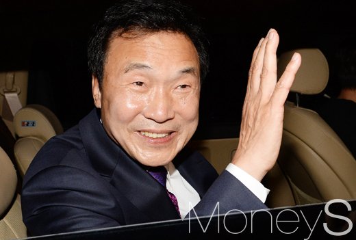 손학규 전 민주당 대표가 어제(20일) 국회에서 기자회견을 마치고 자신의 차량에서 손을 흔들고 있다. /자료사진=임한별 기자