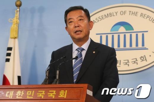 이찬열 더불어민주당 의원이 오늘(21일) 국회에서 기자회견을 열고 탈당 의사를 밝히고 있다. /자료사진=뉴스1