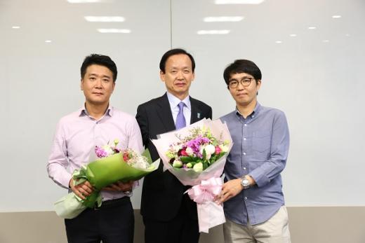 지난 21일 하나카드 통합노조 위원장에 당선된 정종우 위원장(오른쪽부터)과 정수진 대표이사, 이학충 수석부위원장. /사진=하나카드