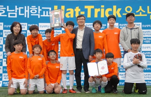 ▲제3회 호남대학교 해트트릭 유소년 축구대회에서 광주 일동초등학교(감독 김건우)가 우승을 차지했다.