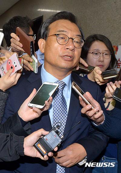 이정현 새누리당 대표.오늘(25일) 오전 서울 여의도 국회 새누리당 대표실 앞에서 이정현 대표가 최순실 의혹 관련 입장을 기자들에게 답하고 있다. /사진=뉴시스