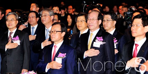 [머니S포토] 제1회 금융의날 기념식, 국민의례 갖는 황교안 총리와 내외빈