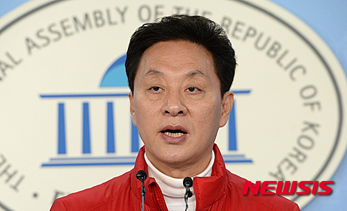 정두언 복수전. 조순제. 정두언 전 새누리당 의원이 지난 3월 국회에서 기자회견을 열고 있다. /자료사진=뉴시스