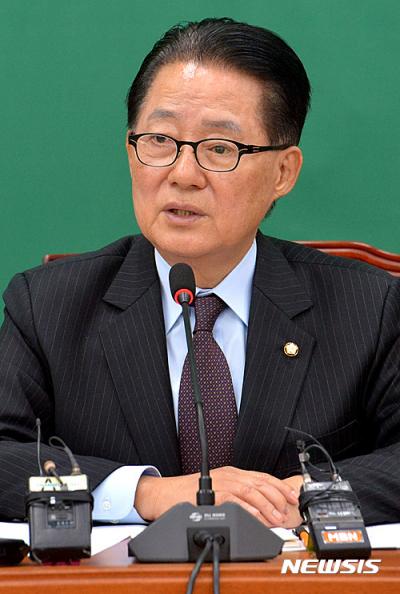 거국내각. 사진은 박지원 국민의당 비대위원장. 국민의당 박지원 비상대책위원장 겸 원내대표가 오늘(28일) 오전 서울 여의도 국회에서 기자간담회를 열고 차기 비대위원장 선출에 대해 발언하고 있다. /사진=뉴시스