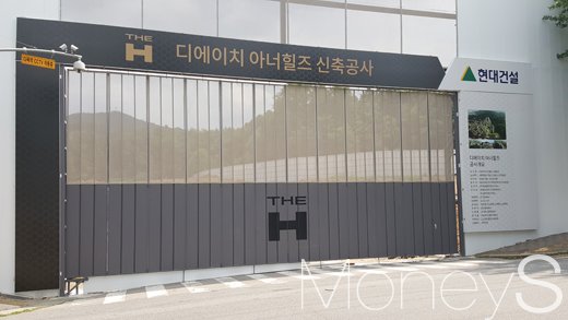 고분양가 논란에 휩싸여 지난 8월 주택도시보증공사로부터 분양보증이 거부됐던 현대건설의 ‘디에이치 아너힐즈’ 건설현장. /사진=김창성 기자