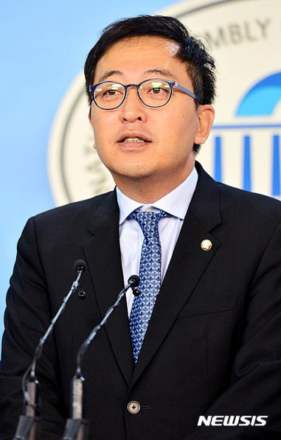 금태섭 민주당 대변인이 지난 8월 국회에서 인사말을 하고 있다. /자료사진=뉴시스