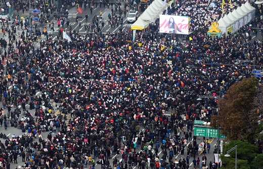 5일 오후 박근혜 대통령의 퇴진을 요구하는 광화문집회에 모인 수만명의 시민들이 피켓을 들고 구호를 외치고 있다. /사진=뉴시스