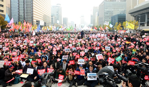 5일 박근혜 대통령 퇴진 등을 요구하는 촛불집회가 열린 서울 광화문광장에 모인 시민들이 피켓을 들고 구호를 외치고 있다. /사진=뉴시스