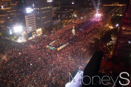 광화문집회. 민중총궐기투쟁본부가 지난 5일 서울 종로구 광화문광장에서 '내려와라 박근혜 2차 범국민행동' 집회를 열고 있다. /사진=임한별 기자