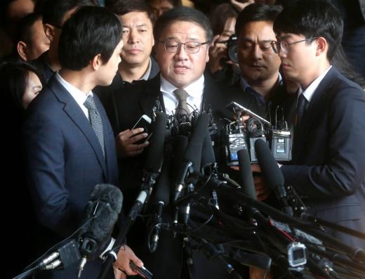 미르·K스포츠재단 설립 과정에서 대기업들에 자금출연을 압박했다는 의혹을 받고 있는 안종범 전 청와대 정책조정수석(가운데)이 지난 2일 오후 서초동 서울중앙지검에 피의자 신분으로 출석하고 있다. /자료사진=머니투데이 홍봉진 기자