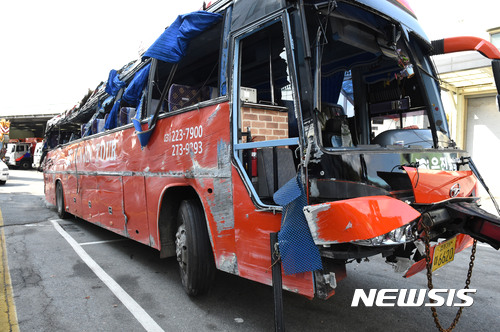6일 오전 9시30분쯤 경부고속도로 부산방향 회덕분기점 인근에서 관광버스 1대가 다른차량을 피하려다 옆으로 전복되는 사고가 발생했다. 이 사고로 버스 승객 4명이 숨지고 42명 다쳤다. /사진=뉴시스 함형서 기자