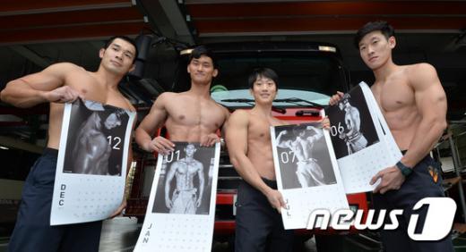 서울시 소방관 달력. '제5회' 서울시 몸짱 소방관 선발대회’에 참가한 소방관들이 지난 10일 오후 서울 동작소방서에서 ‘몸짱 소방관 달력’을 들고 포즈를 취하고 있다. /사진=뉴스1