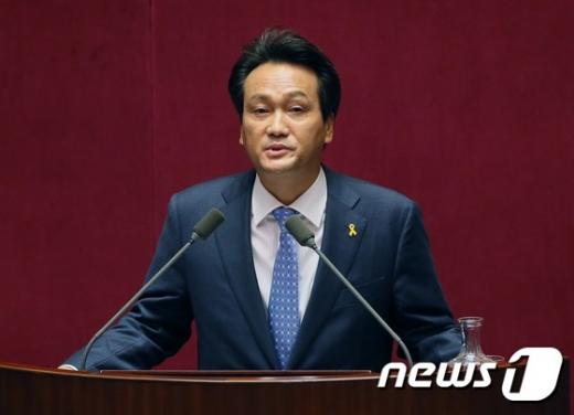 안민석 국회의원. 외교행낭. 안민석 민주당 의원이 오늘(11일) 국회에서 열린 '최순실 게이트 등 진상규명에 대한 긴급현안질문'에서 모두발언을 하고 있다. /사진=뉴스1