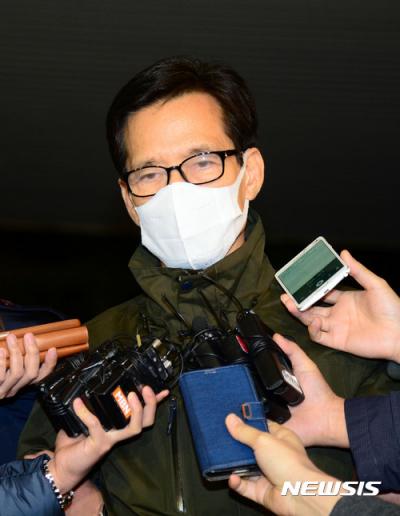 엘시티 이영복. 회삿돈 횡령 혐의로 공개수배됐다가 서울에서 붙잡힌 부산 엘시티 시행사의 실질 소유주 이영복 회장이 11일 오전 부산지검에 압송돼 취재진의 질문을 받고 있다. /사진=뉴시스