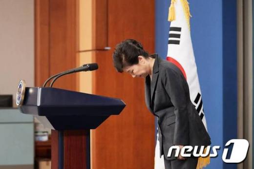 박근혜 대통령 지지율 여론조사. 박근혜 대통령이 지난 4일 청와대에서 '최순실 게이트' 파문과 관련해 대국민 담화를 마치고 인사를 하고 있다. /사진=뉴스1(청와대 제공)