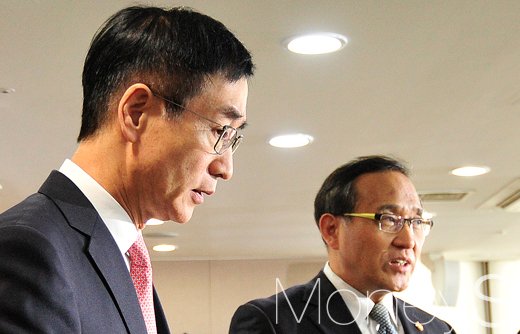 [머니S포토] 담화 마치고 퇴장하는 이준식 사회부총리