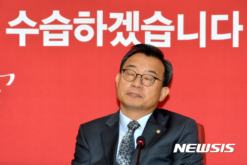 여론조사. 정당지지도. 이정현 새누리당 대표가 지난 10일 서울 여의도 국회에서 열린 최고위원 회의에 참석했다. /자료사진=뉴시스