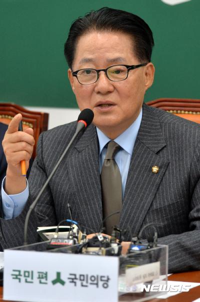 이정현 박지원. 국민의당 박지원 비상대책위원장 겸 원내대표가 오늘(11일) 오전 서울 여의도 국회에서 열린 비대위원회의에 참석해 모두발언하고 있다. /사진=뉴시스