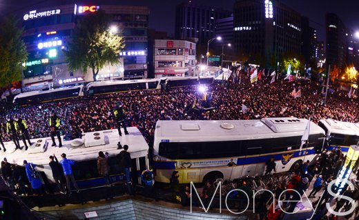 [머니S포토] 심야로 이어진 광화문 촛불집회, '내자동 가득 메운 인파, 경찰과 팽팽한 기싸움'