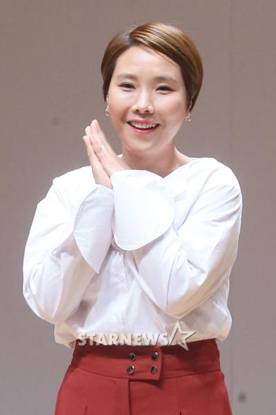 복면가왕 신봉선. 신봉선이 지난 6월 서울 용산구 동자아트홀에서 열린 K-STAR '함부로 배우하게' 현장 공개에서 포즈를 취하고 있다. /사진=스타뉴스